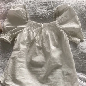 Topp från HM, storlek xxs - Jättesöt topp från HM med puffärm. Använt den 2 gånger på en resa. Säljer då det inte är min stil längre. Kan mötas upp men kan även frakta. Köparen står för frakten. PRIS KAN DISKUTERAS💖