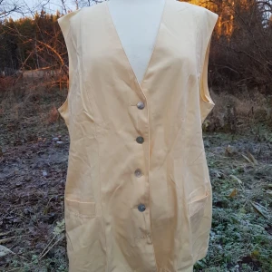 Vintage retro väst 70 tal 80 tal - Fin retro väst från 70/80 talet. jätte fin skick känns helt ny. Strl S-L se mått: 'Byst: 114 cm Längd från axel: 73 cm