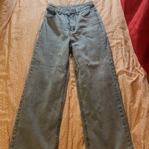 Ett bar lösa mom jeans!!! - Ett par lösa mom jeans från SHEIN. Väldigt fina aldrig använd lite för långa för mig som är 154. Där man lägger in bältet så har det lossnat men man kan bara sy upp det enkelt.