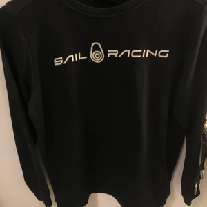 Sail Racing sweatshirts  - Säljer den hära sail racing sweatshirten🤍 storlek 170. (köpt för 500kr) Kom privat✨Köparen står för frakten✨ (ÄKTA) färg: mörkblå🟦🤍
