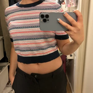 INTERESSKOLL - Gör en intresskoll på min fina tröja som jag köpte i Spanien! Den är sjukt skön och passar till det mesta. Somsagt är detta bara en intresskoll så buda i kommentarerna på det ni skulle kunna tänka er att buda för den. Bud startar från 90 🤩👚