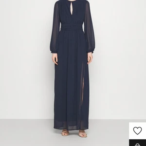 Mörkblå långklänning  - Mörkblå långklänning beställd på Zalando. Aldrig använd och har taggen kvar, säljer pga fel storlek. Nypris 779 kr. Slits på benet och cutout vid halsen. Perfekt som balklänning eller liknande!