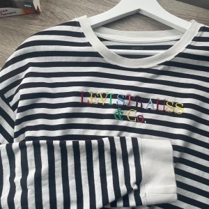 Tröja - Tröja från Levi’s i jättefint skick! 100kr + frakt 💖