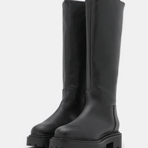 Platåstövlar  - Säljer de på grund av fel storlek, helt nya och aldrig använda. 