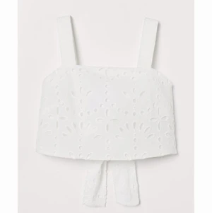 Croptop hm vit brodyr  - Söt topp från hm knyts bak, använd sparsamt. Tror 2 ggr, broderat tyg med ”hål” 