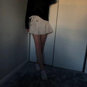 Kjol Zara - Säljer denna jättesöta kjol från Zara i storlek S!! Superbra skick och fin färg 🩷