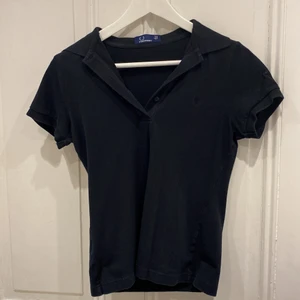 Piketröja från Fred Perry - Oanvänd svart piketröja från Fred Perry. Kan även posta
