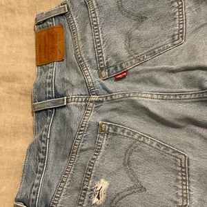 Levis jeans  - Hej säljer dessa super snygga Levis jeansen ❤️vet inte riktigt vilken storlek det är men skulle säga att den är en xs/s❤️ skulle säga att dom passar någon som är mellan 155 till 167 beror på hur man vill att dom ska sitta om man kan ta ner dom på höfterna så blir dom både längre och mer lågmidjade ❤️säljer även tre till par Levis jeans! Så gå in och kolla på min profil ❤️ Mvh Anna