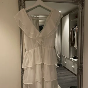 Sommar klänning - Nelly - En jättefin vit sommarklänning. Perfekt till student eller skolavslutning. Ifrån Nelly.com, storlek xs. Endast använd en gång. 🤍