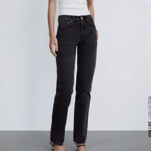 Zara Mid Rise jeans - Slutsålda midrise jeans från zara, helt nya med lapp kvar🖤 Säljs pga fel storlek