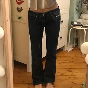 Low Waist jeans - Lågmidjade och raka/lite utsvängda jeans från märket Lava. Köpta second hand men har inte kommit till användning. Står ingen storlek i, men skulle säga S-M, bara att fråga om mått! Kan mötas upp i Stockholm eller så tillkommer fraktkostnad💓