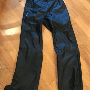 Regnbyxor / överdragsbyxor  - Storlek Medium, använda endast en gång så det är toppenskick. Säljer då de inte kommer till användning! 