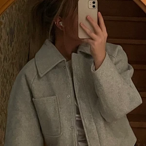 Kort kappa - Säljer vidare denna populära jackan från NA-KD som är slutsåld i nästan alla storlekar, bara provad med lappar kvar❤️‍🔥SÅ fin och skönt material😮‍💨 skriv privat vid intresse!!