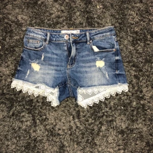 Shorts  - Blåa jeans shorts med spets detaljer 