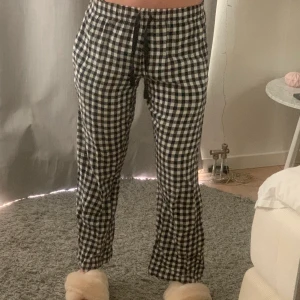 Rutiga pyjamasbyxor - Säljer mina fina pyjamasbyxor som tyvärr har blivit för korta för mig. Byxorna har fickor och är i strl s, men skulle säga att de är ganska korta i modellen. Frakten kan bli mindre, beroende på hur mycket plats byxorna tar😚
