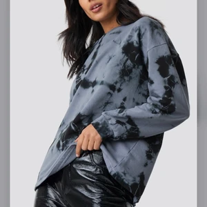 Tie dye tröja - Säljer denna dina tröja från Na-Kd💓 Storlek S overzied men skulle säga att den är mer som en M. Vid frågor är det bara att skriva.