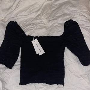 Off shoulder topp med spets ärmar  - Aldrig använd. Prislapp kvar så i topp skick! Super söt svart topp