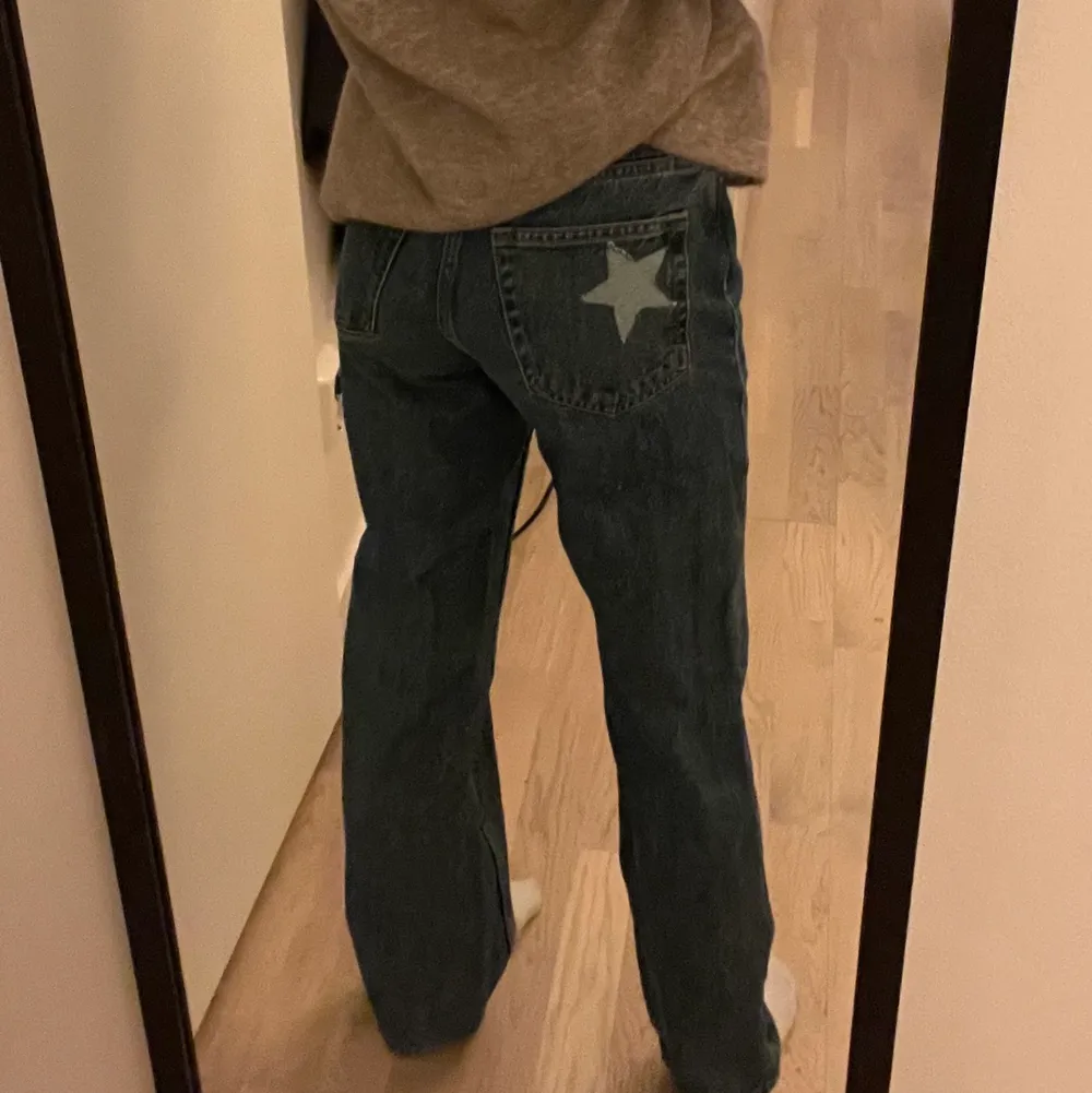 säljer mina Weekday jeans med en stjärna som jag klippt av ett par andra jeans och sytt på själv🌟 Verkligen så snygga och unika jeans! De är i modell Voyage i storlek 24/30 och sitter så snyggt på mig som vanligtvis har storlek 32 i typ Zara jeans. 💕. Jeans & Byxor.