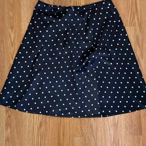 Satin kjol från chiquelle  - Ny prickig kjol från chiquelle. Storlek xs. Svart och vit 