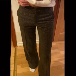 Kostymbyxor - Säljer dessa jättefina kostymbyxor som jag köpt här på Plick men tyvärr va för stora för mig❤️