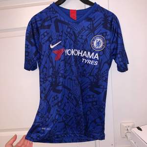 Chelsea fotbolls t shirt storlek S. Säljer direkt för priset som står