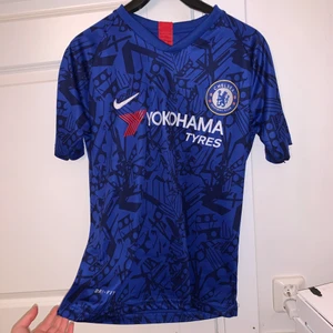 C H E L S E A - Chelsea fotbolls t shirt storlek S. Säljer direkt för priset som står