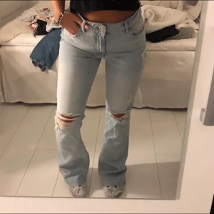 Blåa zara jeans med hål - Hej! Säljer dessa sjukt snygga jeans ifrån zara. Helt ärligt det skönaste jeansen jag äger, men kommer tyvärr aldrig till användning. Är vanligtvis en 34-36 men dessa passar mig och är i 38. Använda 1 gång och är helt som nya!😍    (Lånade bilder) Helt slutsålda hos zara!!
