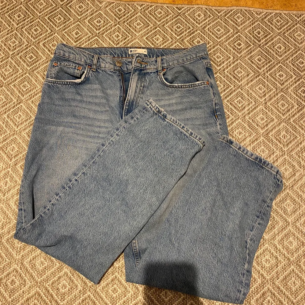 AS snygga straight denim jeans från Gina. Helt oanvända. SMÅ I STOLEKEN SKULLE MER SÅGA ATT DE ÄR STOLEK S!. Jeans & Byxor.