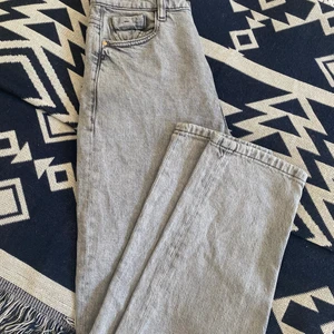 Grey Zara jeans size 34 - Säljer fina Zara jeans som är för små för min dotter. Kan skicka via post och köparen står för frakten. 