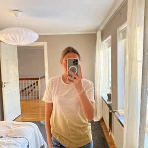 T-shirt - Super cool och unik t-shirt från massimodutti aldrig använd! 