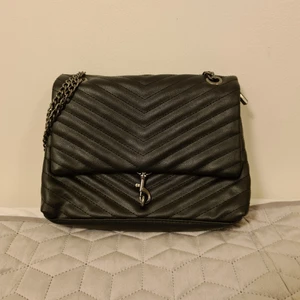 Rebecca minkoff-liknande  - Liknar Rebecca Minkoff Edie flap. Svart med kedjor. 