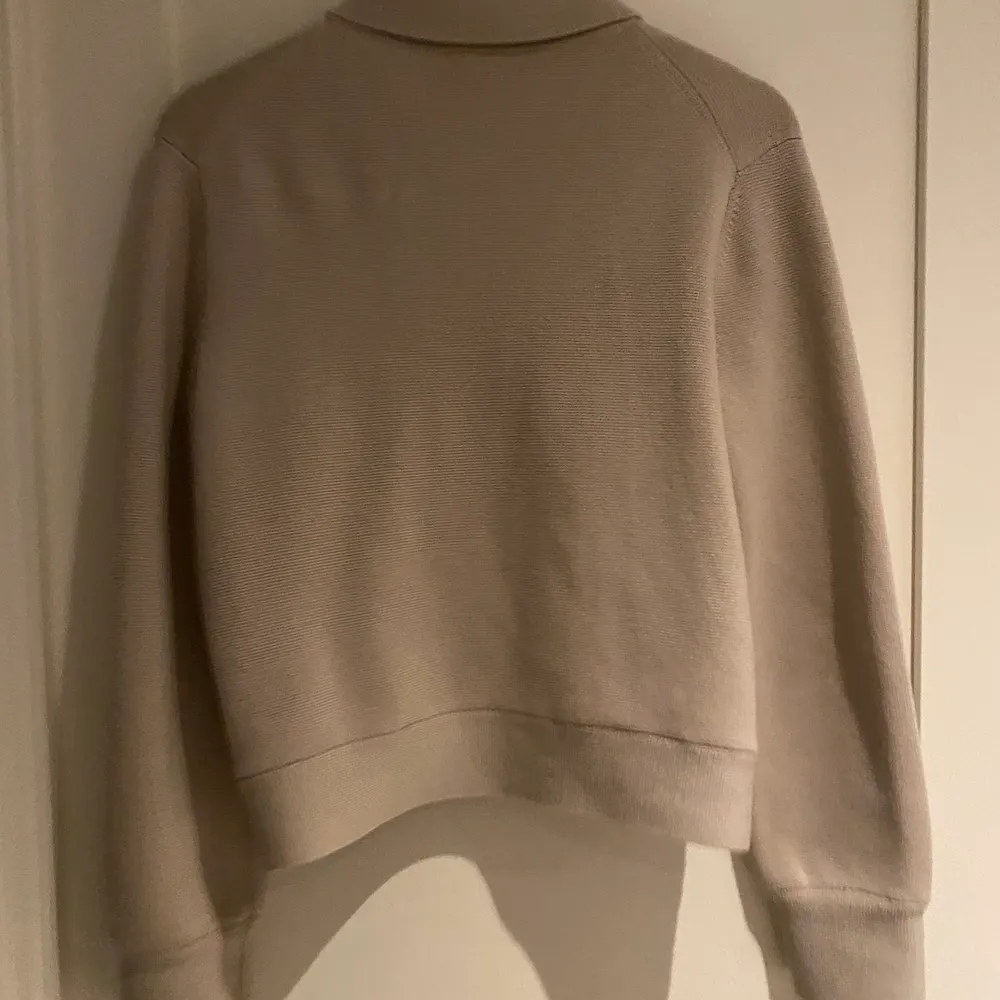 En superfin tröja/jacka från arket😊 köpte den i butik för 1300kr och är i storlek xs❤️. Tröjor & Koftor.