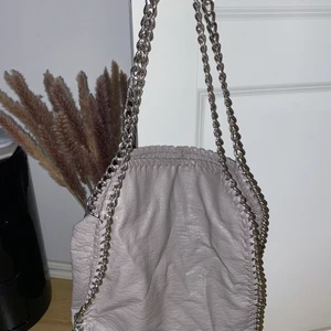 Kedjeväska - Säljer denna jättefina kedjeväska som bara legat o skräpat i min garderob! Köparen står för frakt ❤️