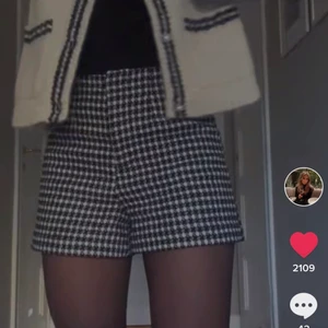 Zara rutiga shorts - Säljer dessa populära slutsålda shortsen från zara, helt nya med lappen kvar🖤 ❗️Högsta bud 200+frakt❗️ Säljer även i XS i en annan annons