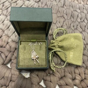 Maria Nilsdotter  - Lägger upp igen! Så fint halsband från Maria Nilsdotter jag tyvärr inte får någon användning av då jag har andra. Ok skick! Lite rostigt (se sista bild), samt självaste knäppet är lite buckligt, dock inget som påverkar användningen av halsbandet! Skriv gärna vid frågor 