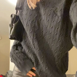 Marinblå ”stickad” tröja - Säljer då jag aldrig använder, jag har den som en oversized tröja.