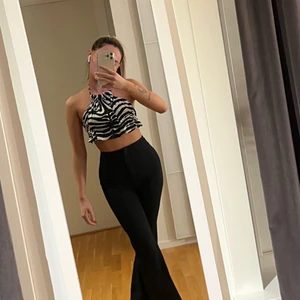 Topp med öppen rygg - Zebra-mönstrad topp med öppen rygg. Reglerbara band i nacken & ryggen. Storlek 32 🦋