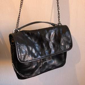 Supersnygg svart väska från Zara i fakeläder, buda!!