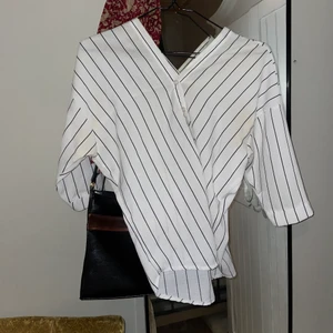 randig skjorta med unik ringning  - En klassiskt randig skjorta med en lite unik v-ringning både fram och i ryggen! I mycket gott skick! Fraktar mot fraktkostnad eller så möts vi upp i Malmö eller Lund! 💕 Storlek S.