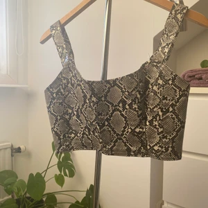 Topp från Linn Ahlborg X NA-KD, strl S - Fin topp i läderimitation från Linn Ahlborg X NA-KD med dragkedja baktill. Storlek S, köpare betalar frakt💕