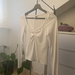 Vit topp från Nelly, strl xs - Tajt, långärmad topp från NLY TREND i storlek xs💕