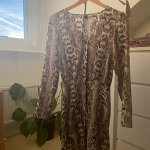 Mönstrad klänning från H&M, strl xs - Mönstrad klänning från H&M med knappar utmed hela plagget. Storlek xs💕 köparen betalar frakt 