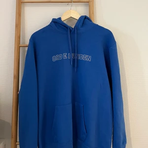 Ord e bunden hoodie - Säljer en ord e bunden hoodie som är använd en gång! Storlek M. Hör av er vid frågor!  