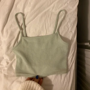 Linne - Jättegulligt linne som är helt slutsålt på hm. Den är så fin om man har en kofta över nu till våren. Tveka inte vid frågor💓💓