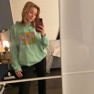 Hoddie - Hoddie köpt från ASOS med stjärntecken som tryck. Superfina färger. Säljes då den ej är min stil något mer. Den är i något slitet skick. Den är främst lite nopprig. Därav lite billigare pris☺️. Hör av dig vid frågor så svarar jag vid eventuella frågor.