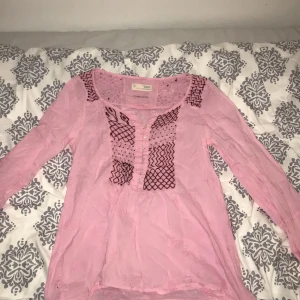 Odd molly blus  - Säljer min odd molly blus i storlek 1 villket motsvarar Small.   Priset kan diskuteras ❤️
