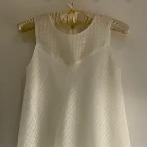 Lyxig vit klänning perfekt för bröllopet. Står storlek 12 men tycker den passar 8-10 år.. inköpspris 2000 kr