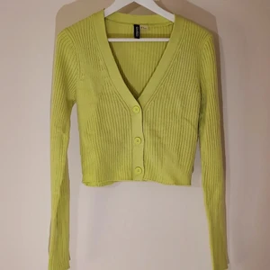 kofta - mysig neongrön cropped kofta från divided 💘 köpt för ett tag sedan men aldrig använd så fortfarande i nyskick!! passar bra till massor av olika stilar och outifts 😇 priset går att diskutera, ge egna förslag 😆 om fler skulle vara intresserade blir det budgivning !!