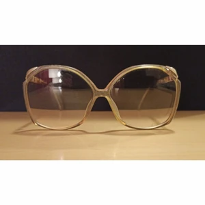 Dior glasögon / solglasögon - Vintage Christian Dior glasögon. Bågarna är i gott skick. Glas med okänd styrka sitter i men dessa går fint att byta ut till antingen egen styrka eller solglas hos optiker.