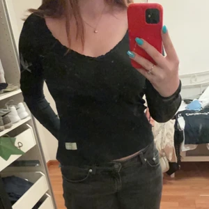 Odd Molly långärmad tröja  - Säljer min väldigt fina Odd Molly topp som jag köpte för nått år sedan. Har inte kommit till användning så mycket, därför är den i ett så pass fint skick! Köpt för ca 300kr! Dm för fler bilder mm☺️